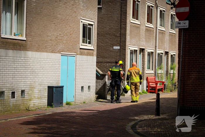 Alerte buurtbewoner wekt bewoner nadat woning vol rook staat