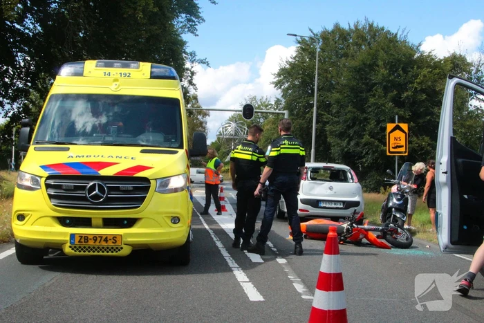 Motorrijder klapt achterop personenauto