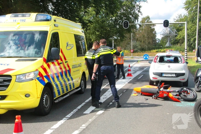 Motorrijder klapt achterop personenauto