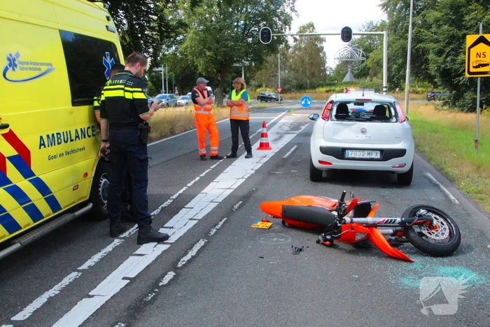 Motorrijder klapt achterop personenauto