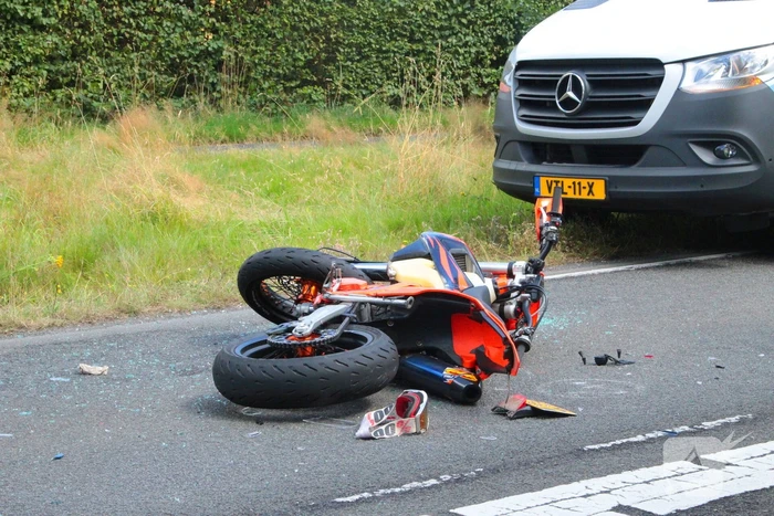 Motorrijder klapt achterop personenauto