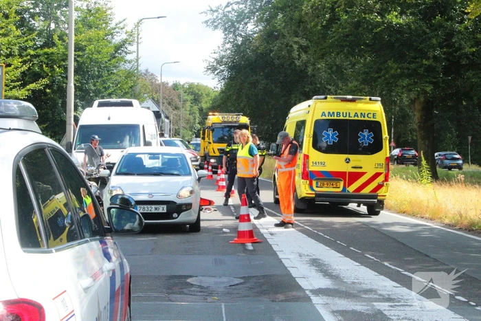 Motorrijder klapt achterop personenauto