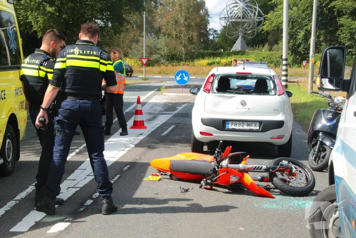 Motorrijder klapt achterop personenauto