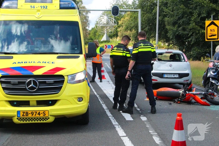 Motorrijder klapt achterop personenauto