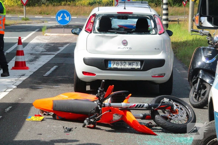 Motorrijder klapt achterop personenauto