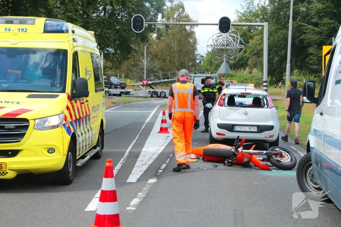 Motorrijder klapt achterop personenauto