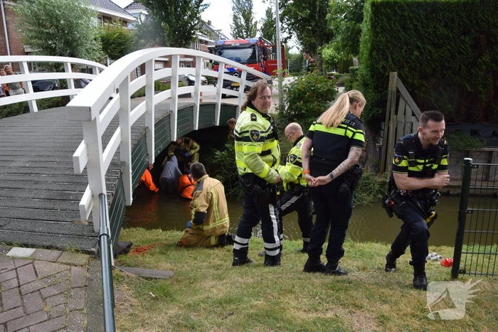 Persoon vast onder brug, brandweer ingezet