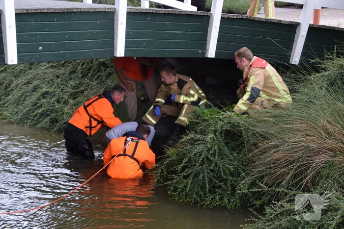 Persoon vast onder brug, brandweer ingezet