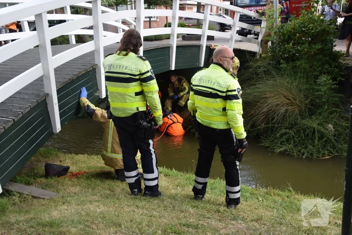 Persoon vast onder brug, brandweer ingezet