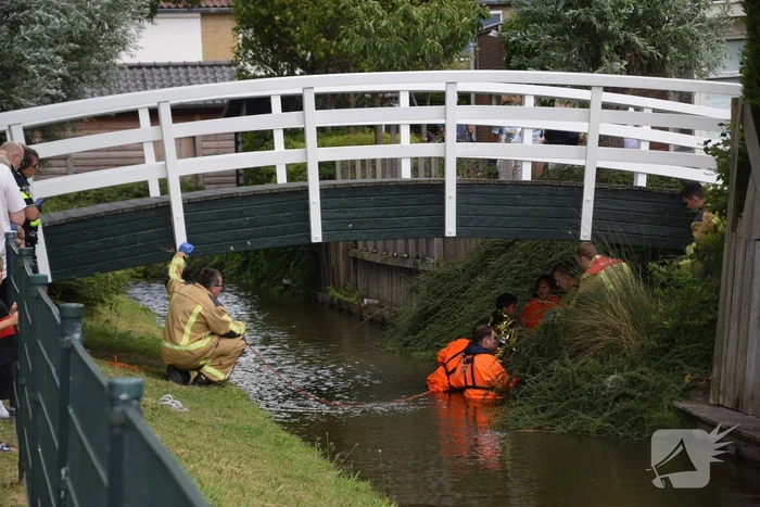 Persoon vast onder brug, brandweer ingezet