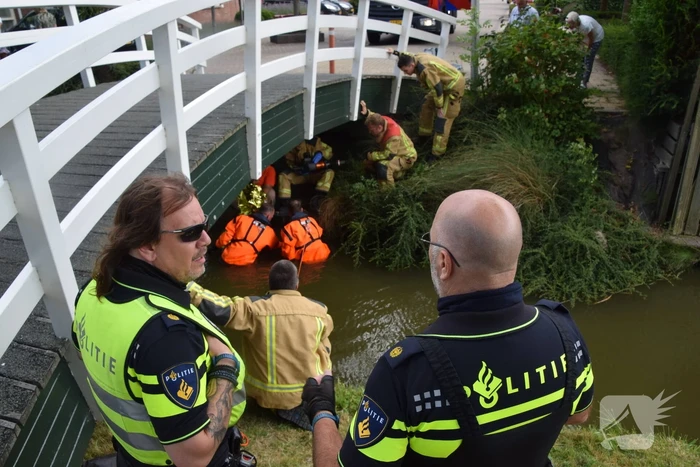 Persoon vast onder brug, brandweer ingezet