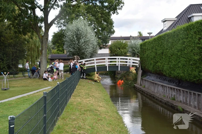 Persoon vast onder brug, brandweer ingezet