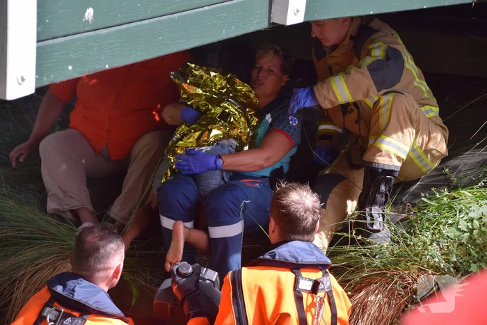 Persoon vast onder brug, brandweer ingezet