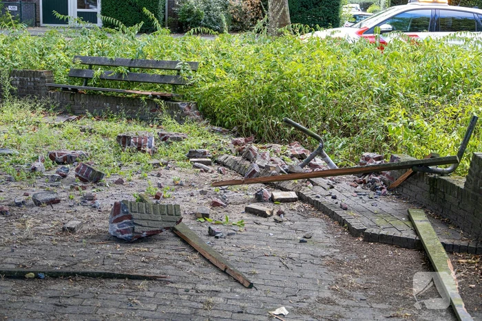 Ravage nadat auto van weg raakt en crasht