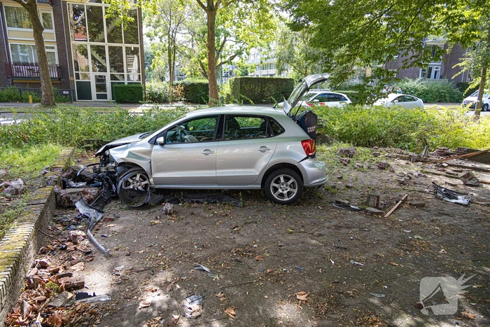 Ravage nadat auto van weg raakt en crasht