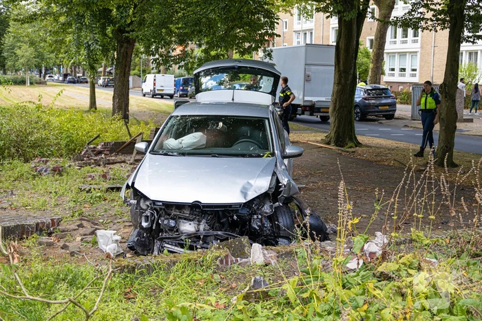 Ravage nadat auto van weg raakt en crasht