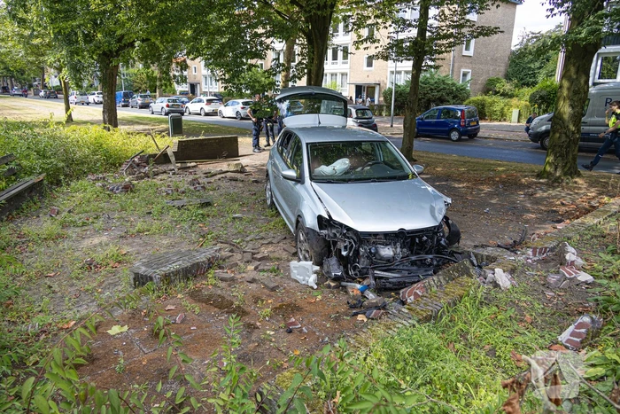 Ravage nadat auto van weg raakt en crasht