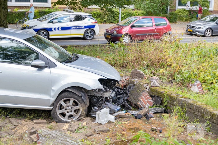 Ravage nadat auto van weg raakt en crasht