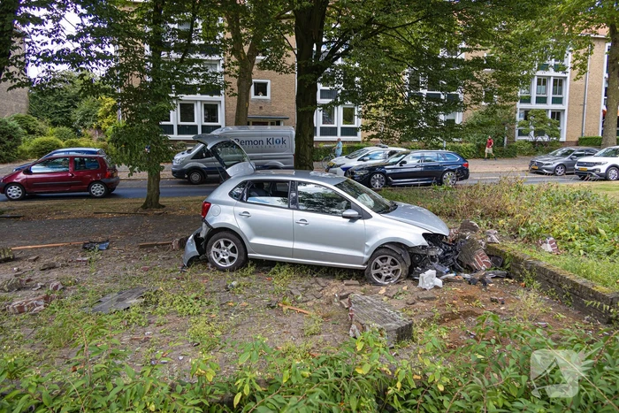 Ravage nadat auto van weg raakt en crasht