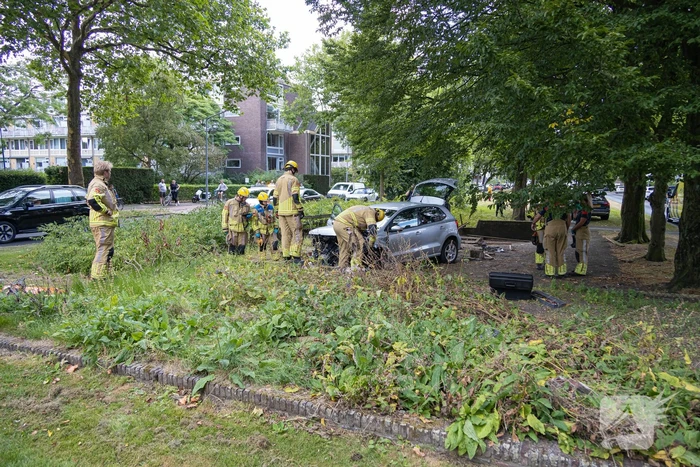 Ravage nadat auto van weg raakt en crasht