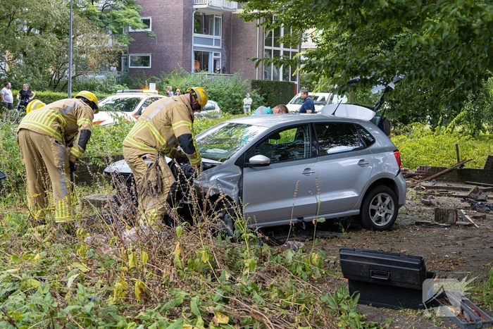 Ravage nadat auto van weg raakt en crasht