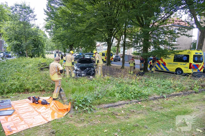 Ravage nadat auto van weg raakt en crasht