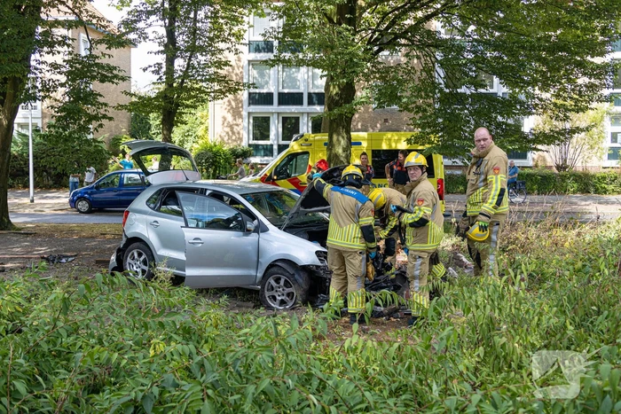 Ravage nadat auto van weg raakt en crasht