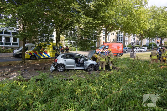 Ravage nadat auto van weg raakt en crasht