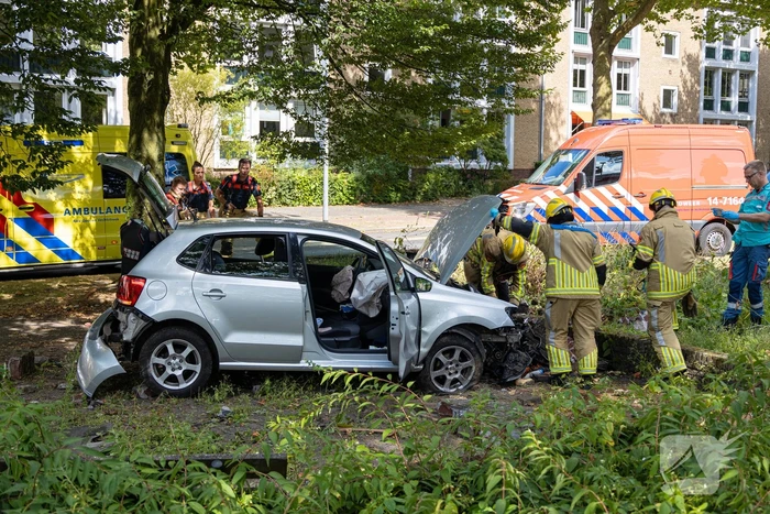 Ravage nadat auto van weg raakt en crasht