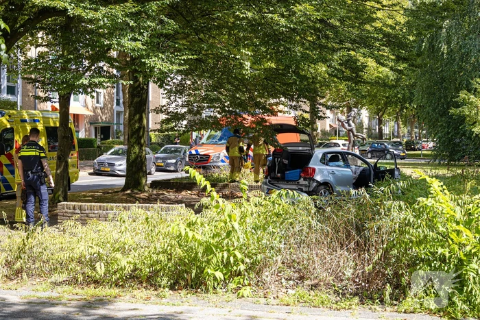 Ravage nadat auto van weg raakt en crasht