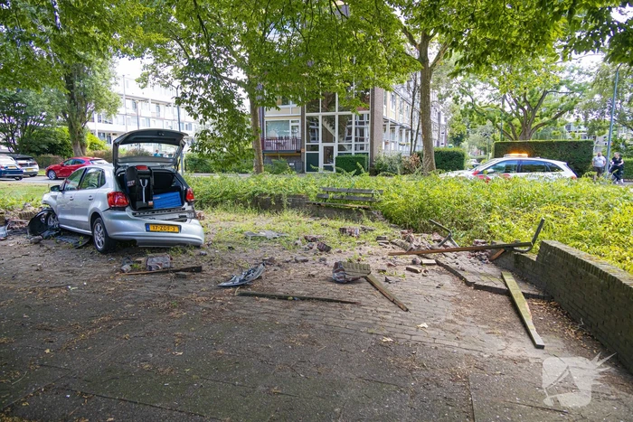 Ravage nadat auto van weg raakt en crasht