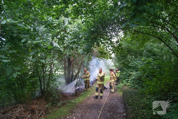 Brand in bosschage snel onder controle