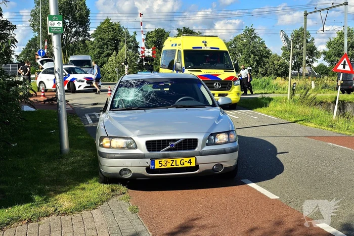 Fietser klapt op voorruit van auto
