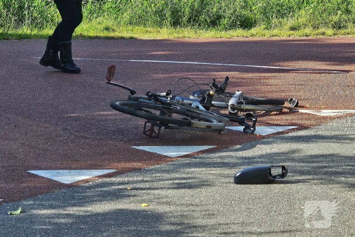 Fietser klapt op voorruit van auto