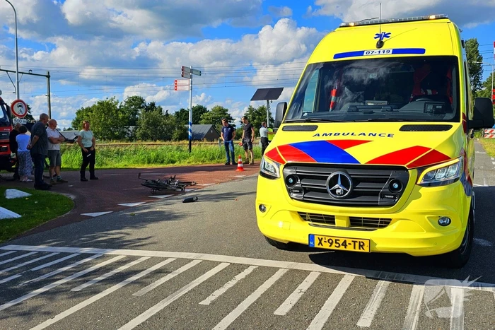 Fietser klapt op voorruit van auto