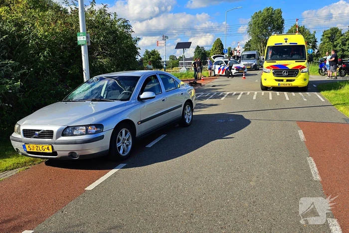 Fietser klapt op voorruit van auto