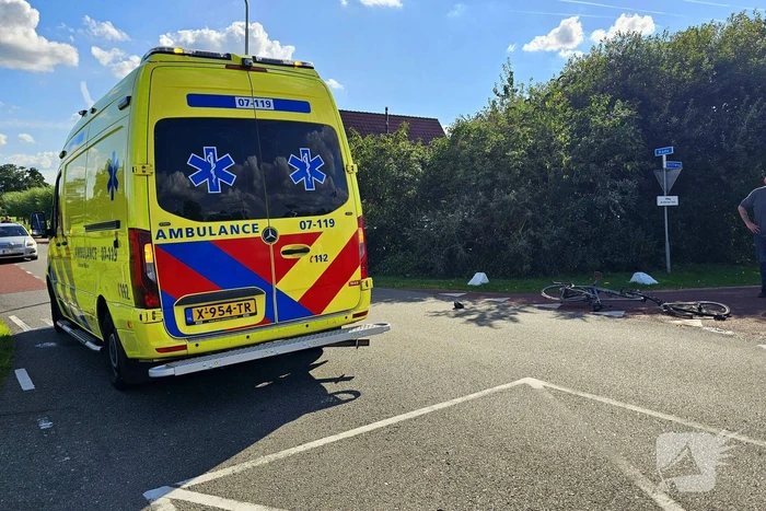 Fietser klapt op voorruit van auto