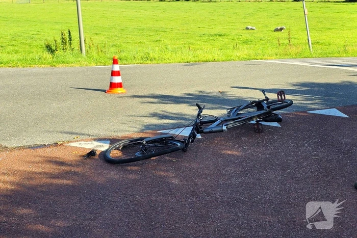 Fietser klapt op voorruit van auto