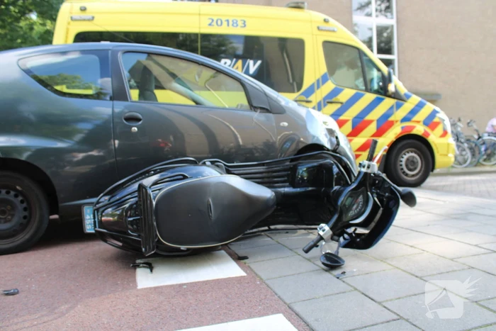 Automobilist schept scooterrijder
