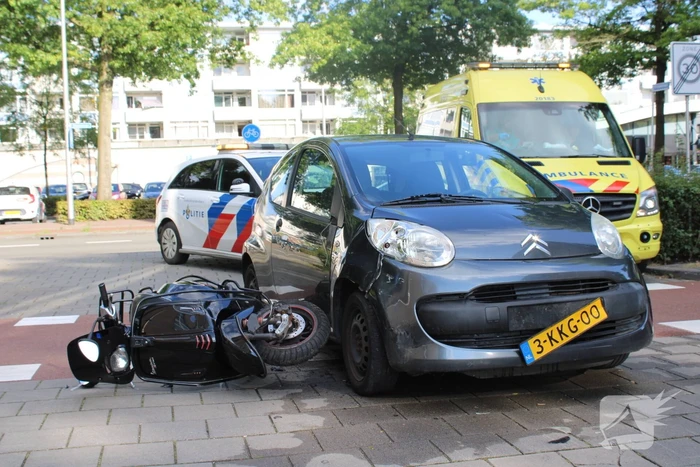 Automobilist schept scooterrijder