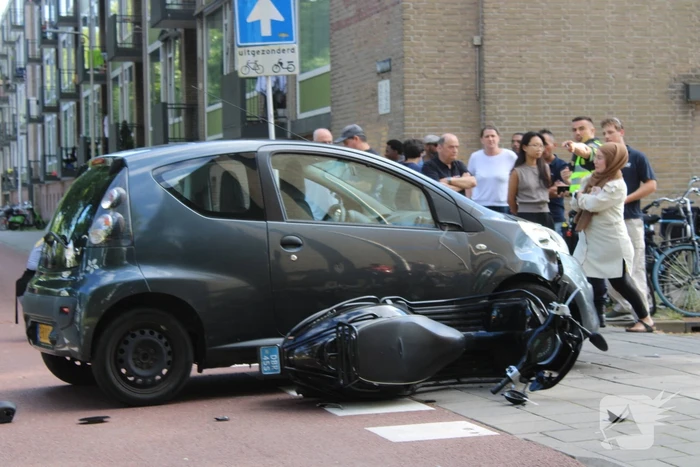 Automobilist schept scooterrijder