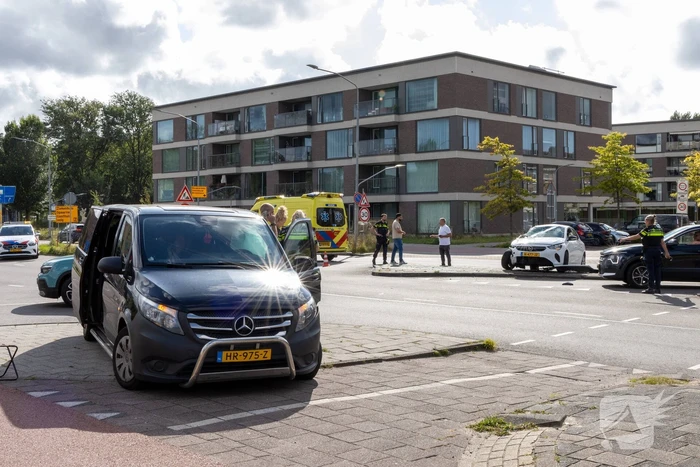 Gewonde en voertuigen zwaar beschadigd na aanrijding