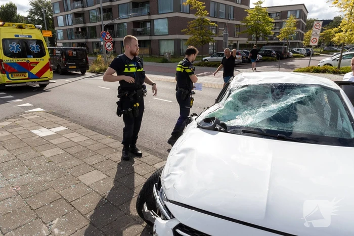 Gewonde en voertuigen zwaar beschadigd na aanrijding