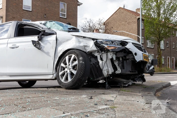 Gewonde en voertuigen zwaar beschadigd na aanrijding