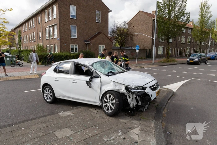 Gewonde en voertuigen zwaar beschadigd na aanrijding