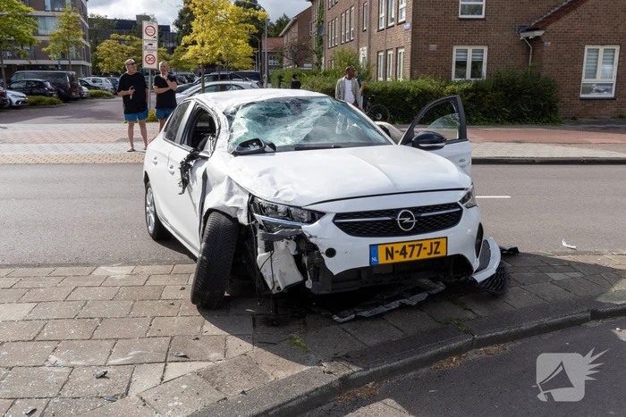 Gewonde en voertuigen zwaar beschadigd na aanrijding
