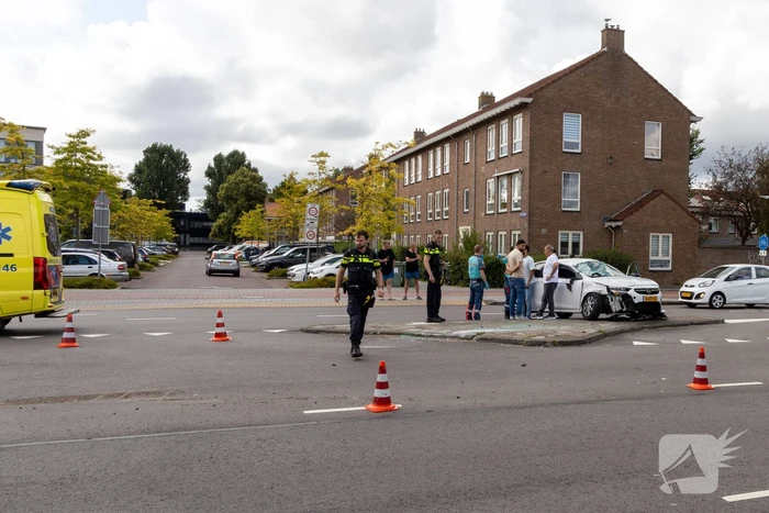 Gewonde en voertuigen zwaar beschadigd na aanrijding