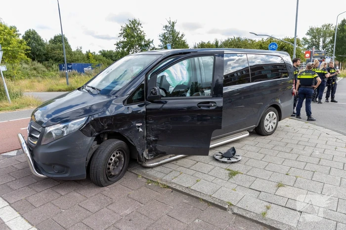 Gewonde en voertuigen zwaar beschadigd na aanrijding