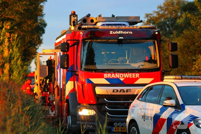 Traumateam ingezet voor auto die op zijkant belandt