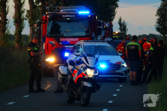 Traumateam ingezet voor auto die op zijkant belandt